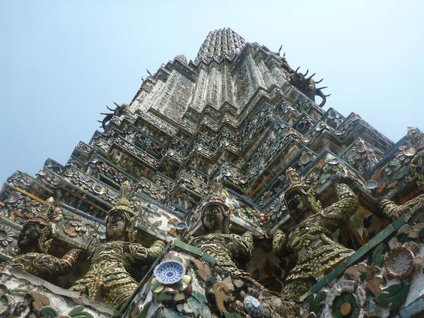 Stejně jako Angkor, je i tento chrám vystavěn v khmérském stylu.