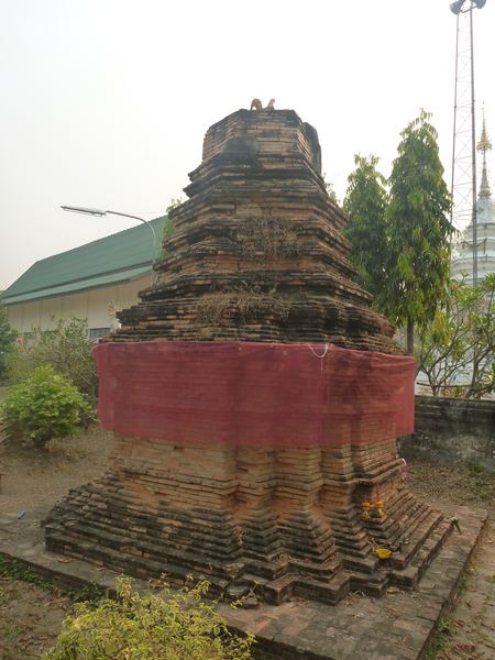 Animistiská stupa věnována kohoutovi.