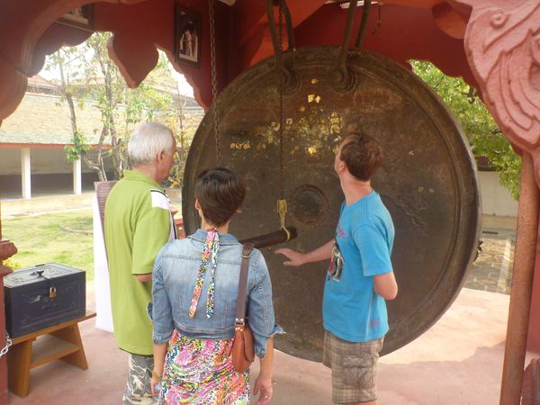Bronzový gong.