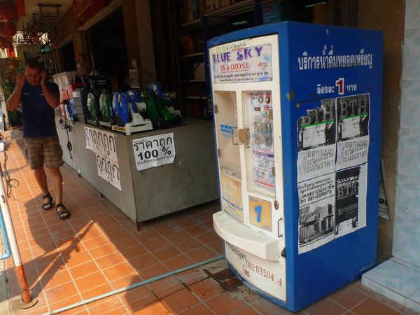 Automat na vodu sice nevypadá úplně věrohodně, ale je zhruba 10x levnější než balené PET láhve. Čepujeme tedy plnou.