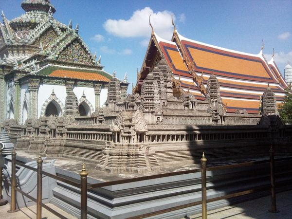 Nachází se tu i model kambodžského Angkor Watu.