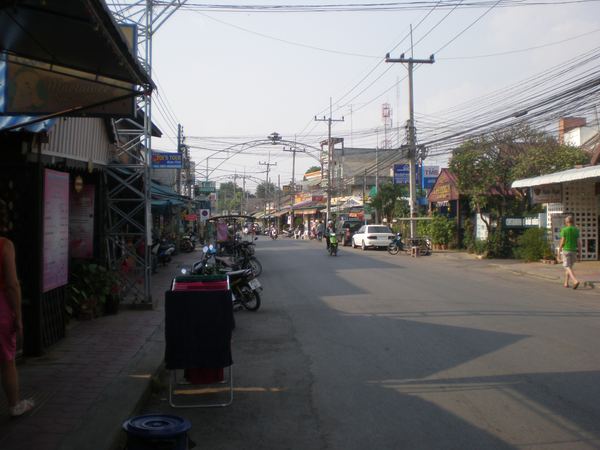 Hlavní turistická ulička městečka Kanchanaburi,...
