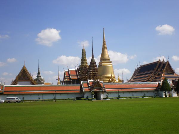 Komplex Phra Kaew též nazýván jako Chrám Smaragdového Buddhy, kterého si Thajci přivezli jako suvenýr z výletu do Vientiane roku 1828.