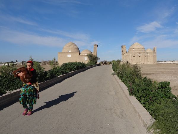 Při vstupu do Turkmenistánu dostáváme jenom třídenní tranzitní víza. To, že na hranici přijíždíme až pozdě odpoledne nikoho nezajímá, takže máme prakticky nedelé dva dny na přejezd celé země. V rychlosti tedy prohlížíme památky v příhraničním městě Konye Urgench.