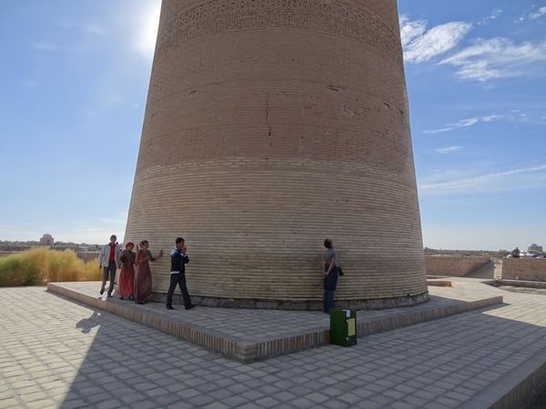 Průměr podstavy měří 12 metrů. Konstrukce minaretu začala už v 11. století, ale dokončen byl až o 3 století později.