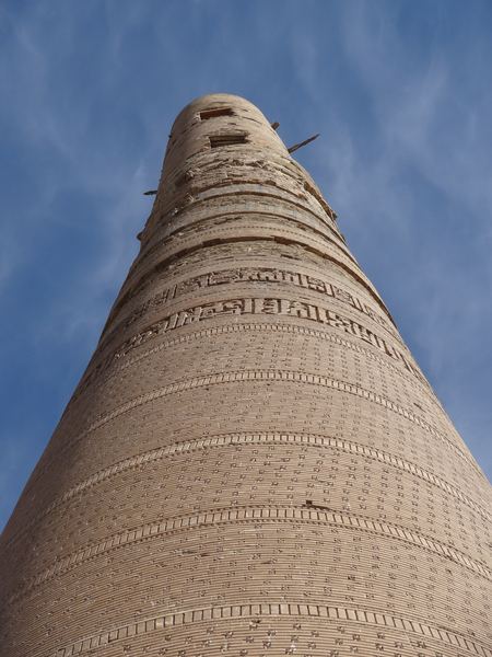 Do rekonstrukce minaretu (vrchní část padá na strnu) se vložila i OSN, která v rámci rozvojového programu řeší tento technicky složitý úkol.