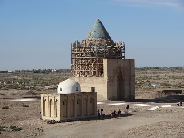 Mauzoleum chórezmského šáha Tekishe je jeden z mála monumentů v Konye Urgench, který přežil z předmongolských časů.