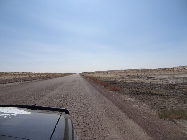 Cestou do Ašchabadu (hlavního města Turkmenistánu) projíždíme skrz poušť Karakum, která zabírá téměř 80 % země.