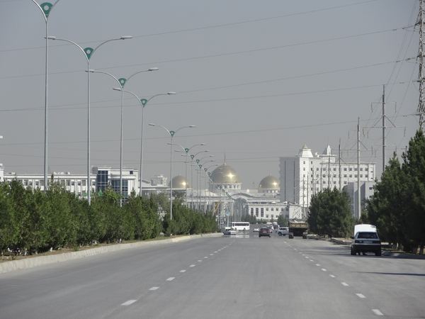 Přijíždíme do Ašchabadu. Vzadu je možné zahlédnout tři zlaté kopule Prezidentské správy Turkmenistánu.