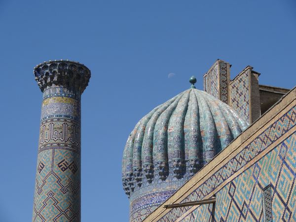 Detail minaretu a kopule jedné z věží.