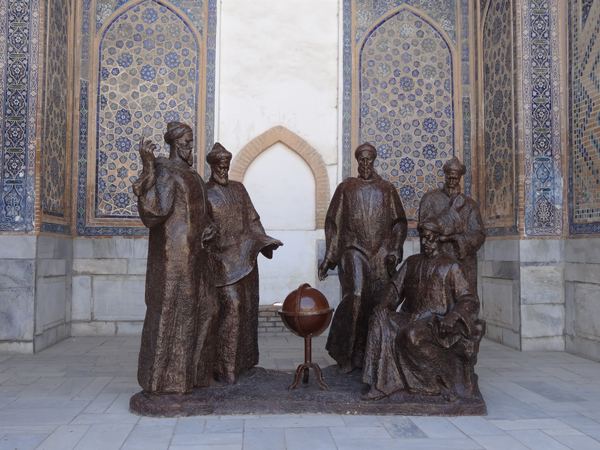 Monument postavený k 600. výročí Mirza Ulghbeka.