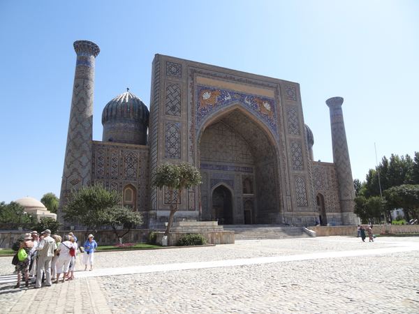 Madrasa Sherdor byla vystavěna o celé 2 století později než Ulugbeg madrasa (1619–1636).