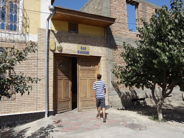 Josého parkujeme přímo v historickém centru Samarkandu.