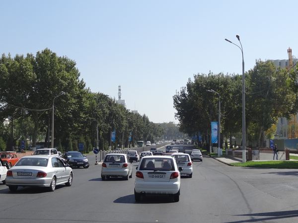 Naše cesta vede nejprve do Taškentu, hlavního města Uzbekistánu, kde nás čeká vyřízování íránských víz (v Tádžikistánu jsme kvůli technickým problémům na ambasádě neuspěli).