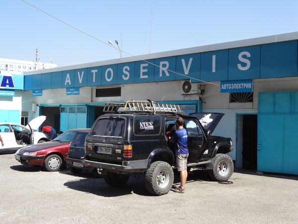 Protože Josému uniká olej, navštěvujeme i autoservis. A to hned dvakrát.
