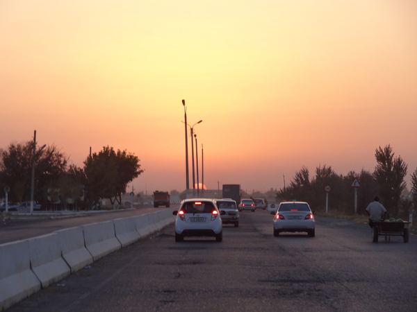 Západ slunce na cestě do Samarkandu. Po setmění následuje peklo v podobě traktorů a motorkářů, kteří se po dálnici plazí neuvěřitelně pomalou rychlostí a hlavně bez osvětlení.