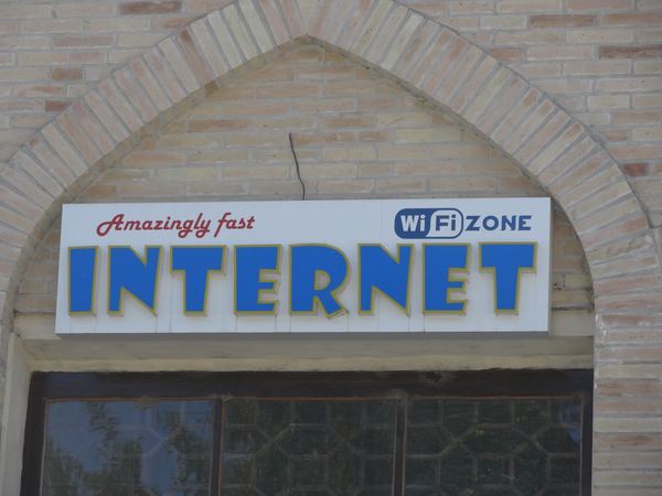 V Uzbekistánu je poměrně pomalý internet, takže tu lze najít i takovéto cedule (bohužel ani tady to nebyl žádný zázrak).