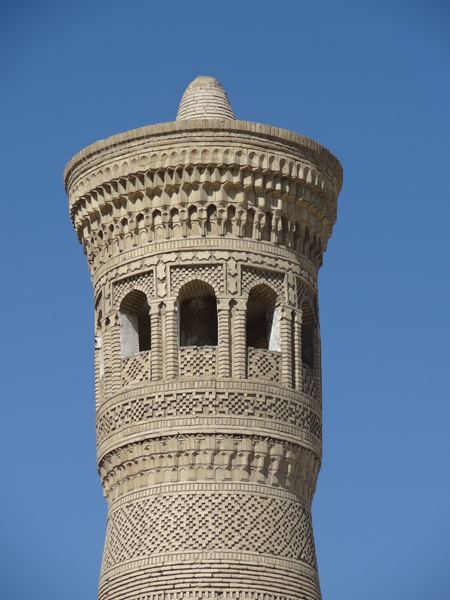 U madrasy se nachází i menší verze minaretu Kalyan.
