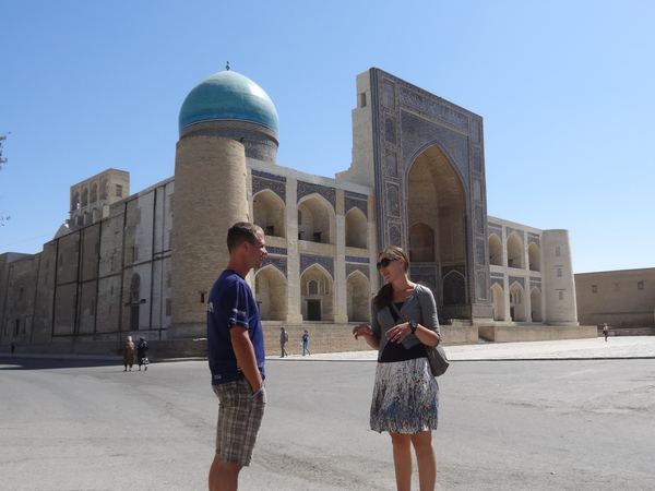 Komplex se mimo jiné sestává z madrasy Mir-i Arab (údajně vystavěná šejkem Abdullah Yamani z Jemenu) ...