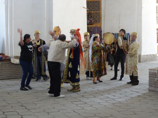 Jakýsi tradiční uzbecký tanec a pár šaškujících turistů.