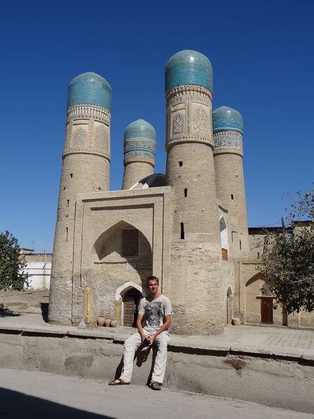 Char Minar (v překladu "čtyři minarety") se architektonicky liší od předchozích staveb. Původně mělo jít o vstupní bránu do madrasy, která ale už dávno neexistuje.