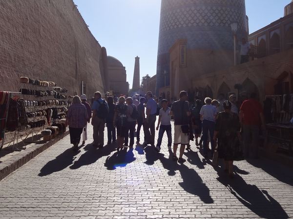 Po ránu je město narvané turisty až k prasknutí.