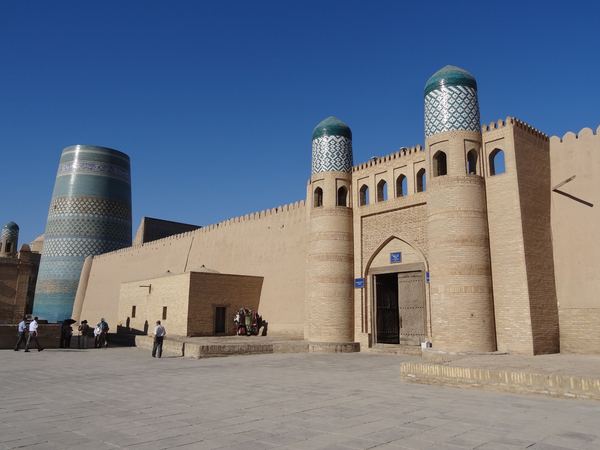 Podle legendy chtěl Muhammad Amin Khan postavit minaret tak vysoko, aby viděl celou cestu až do Buchary (necelých 400 km vzdušnou čarou). V současné době měří minaret 29 metrů s tím, že jeho projektovaná výška byla minimálně 3x větší.