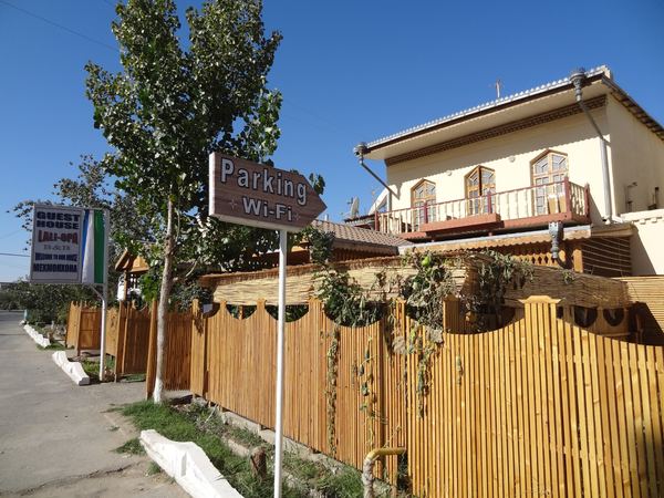 Náš domov v Chivě. Parkování a Wi-Fi - víc si snad od guesthousu nemůžeme ani přát.