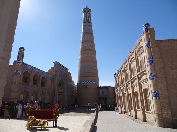 Islom-Hoja minaret je se svou výškou 57 metrů nejvyšším minaretem v Uzbekistánu.