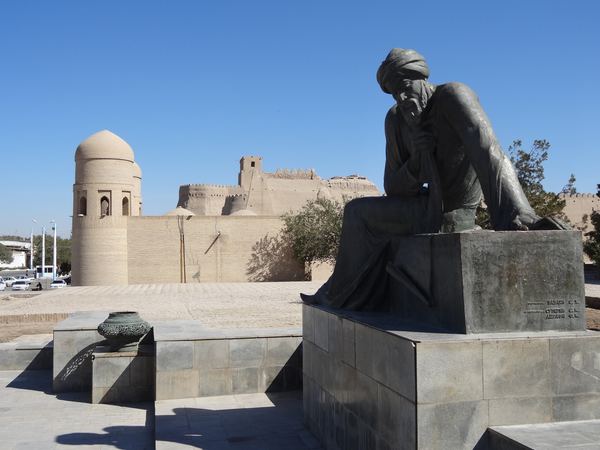 Socha Muḥammada Al-Khorezmi, perského matematika a astronoma.