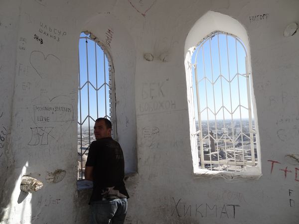 I tady mají turisté ve zvyku čmárat po zdech.