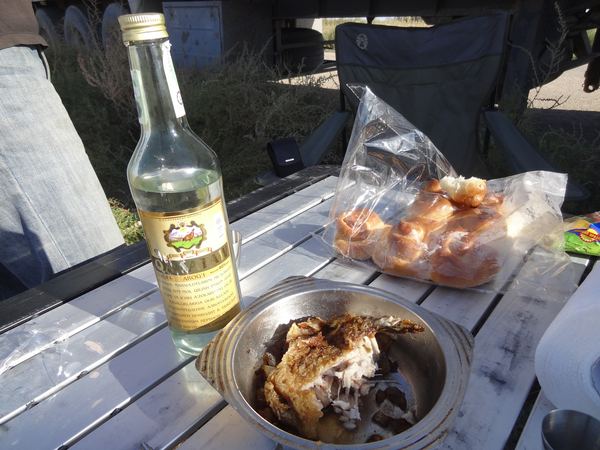 ... takže od kolemjdoucích kupujeme vodku a pivo, Vitalij vaří rybí polévku ...
