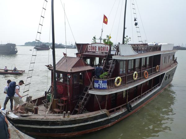 Výlet do zátoky Ha Long - tato bárka se nám stala na jednu noc domovem