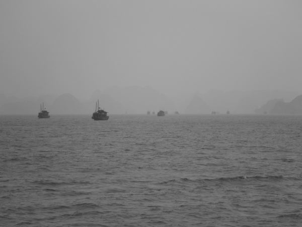 Výlet do zátoky Ha Long - viditelnost není zrovna ideální