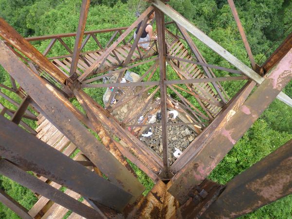 Výlet do zátoky Ha Long - konstrukce rozhledny pamatuje nejspíše zlaté koloniální časy