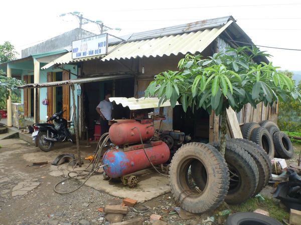 Vietnamské DMZ - místní autoservis