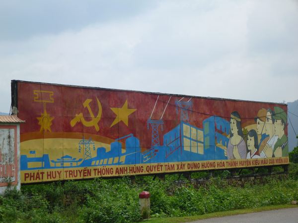 Vietnamské DMZ - nejen na Kubě mají panely oslavující socialismus
