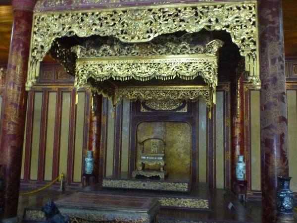 Hue - trůnní křeslo uvnitř paláce Thai Hoa