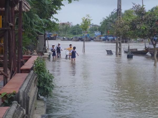 Hoi An - nábřeží po monzunových deštících