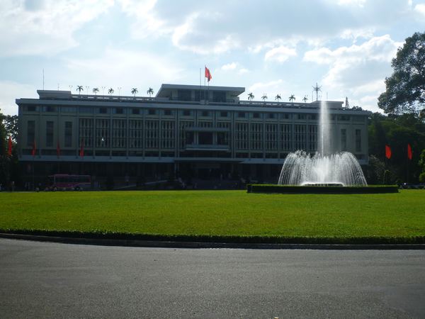 Saigon - původně palác Norodom, po neúspěšném bombardovacím atentátu přestavěn a pojmenován na palác Nezávislosti, po dobytí jednotkami VDR přejmenován na palác Znovusjednocení