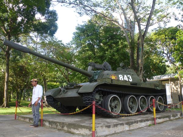 Saigon - modely tanků, které ráno 30.4.1975 projely branou do paláce Nezávislosti...