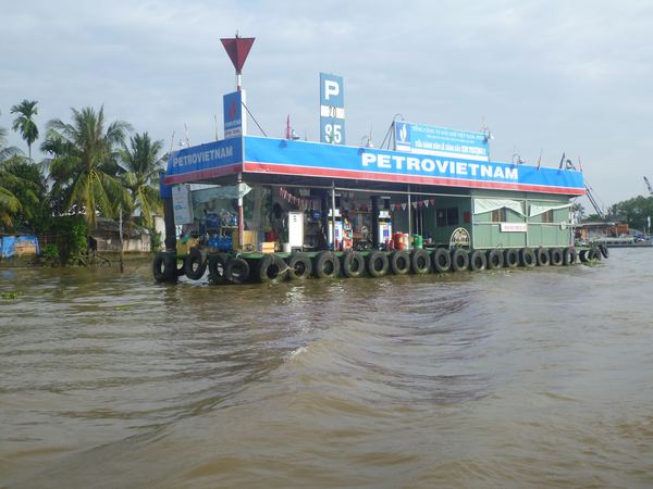 Delta Mekongu - vodní benzinka